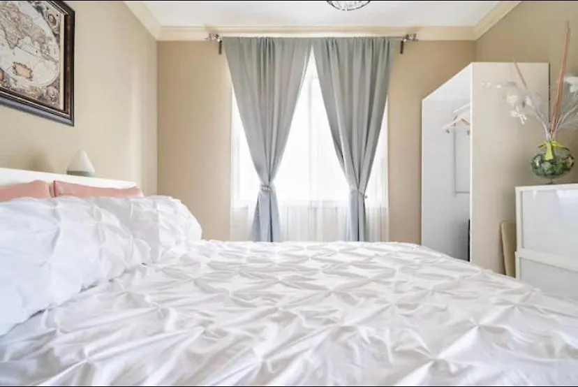 Royal Highland Livingroom Bedroom Suite Calgary Homestay