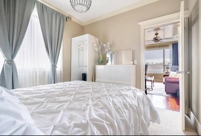 Royal Highland Livingroom Bedroom Suite Calgary Homestay