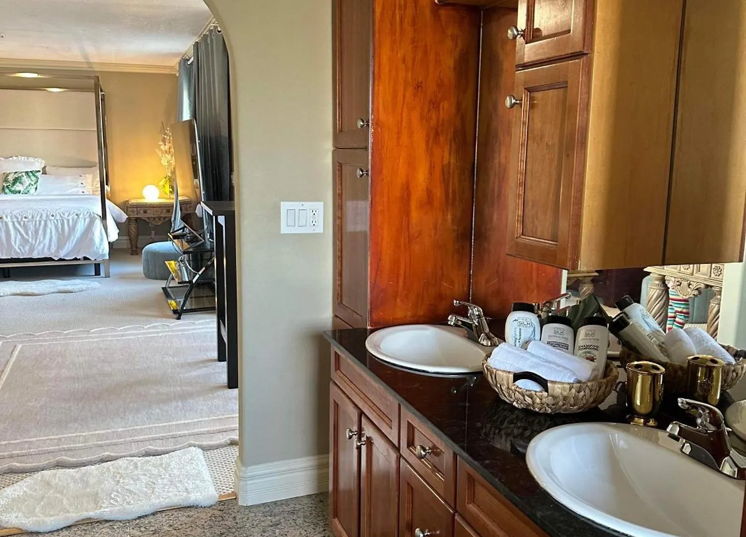 Royal Highland Livingroom Bedroom Suite Calgary Homestay