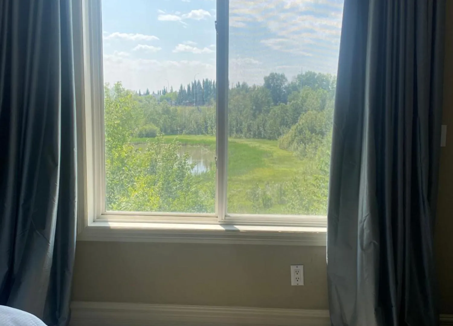 Homestay Royal Highland Livingroom Bedroom Suite Calgary