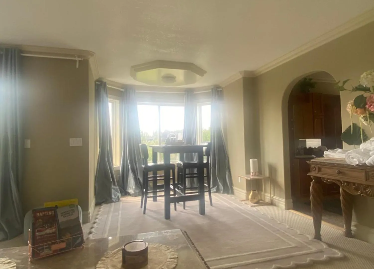 Royal Highland Livingroom Bedroom Suite Calgary Homestay